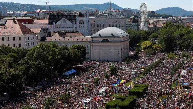 Панорама массового шествия с радужными флагами в Будапеште