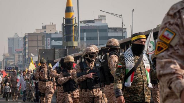 عرض عسكري لمليشيا الحرس الثوري الإيراني 