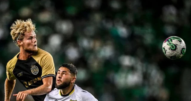 Morten Hjulmand, au duel avec l'attaquant de Famalicao Oscar Aranda,