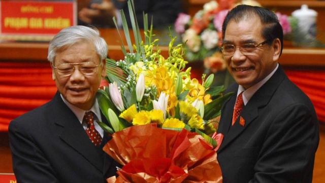 Ông Nguyễn Phú Trọng (trái) được ông Nông Đức Mạnh tặng hoa trong phiên bế mạc Đại hội toàn quốc lần thứ 11 của ĐCSVN tại Hà Nội vào ngày 19/1/2011