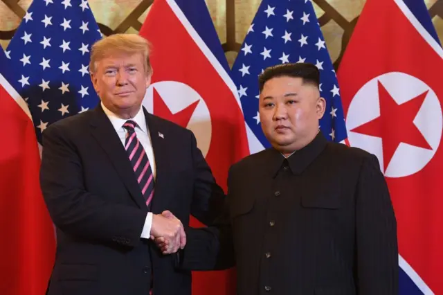 Trump e Kim apertando as mãos