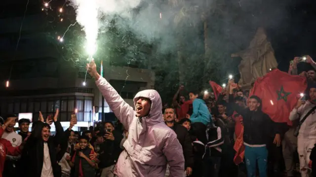 هواداران مراکشی در شهر کرویینت اسپانیا پیروزی تیم‌شان مقابل اسپانیا در جام جهانی را جشن گرفتند