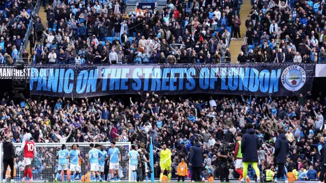 Транспарент навијача Манчестер ситија са поруком: 'Паника на улицама Лондона'