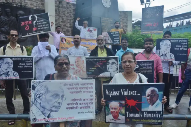 મહારાષ્ટ્ર અંધશ્રદ્ધા નિર્મૂલન સમિતિના કાર્યકરોએ થાણેમાં રેલ્વે સ્ટેશનની બહાર ડૉ. બાબાસાહેબ આંબેડકરની પ્રતિમાની સામે ડૉ. નરેન્દ્ર દાભોલકરના હત્યારાઓની ધરપકડ કેમ કરવામાં આવતી નથી એવો સવાલ ઉઠાવીને સરકાર સામે વિરોધ પ્રદર્શન કર્યું 