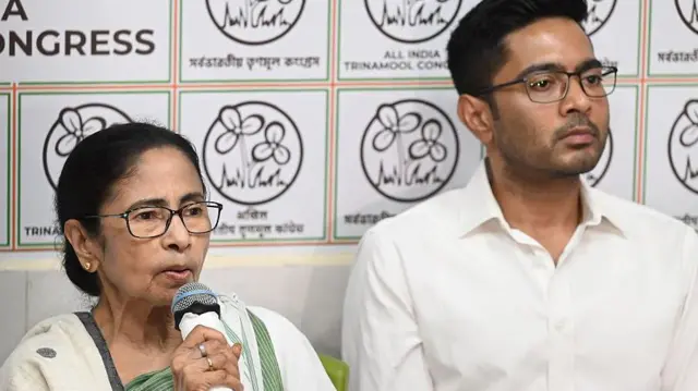 बाग़ी विधायकों ने साफ़ कर दिया है कि उनकी नाराज़गी अभिषेक बनर्जी और पार्टी चलाने के उनके तौर-तरीक़ों से है, ममता से नहीं. (फाइल फोटो)