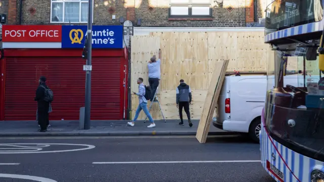 यूके प्रदर्शन