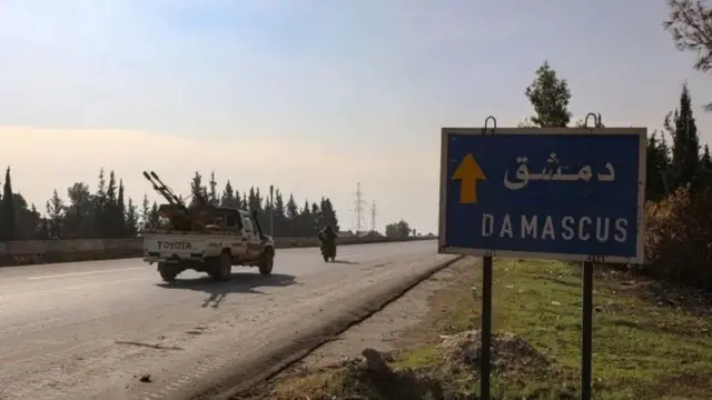 Qoysas badan oo Calawiyiin ah oo ku sugnaa Dimishiq ayaa u ambabaxay xeebaha Suuriya