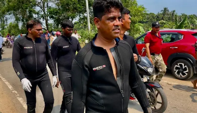 কলকাতা পুলিশের ডিসাস্টার ম্যানেজমেন্ট গ্রুপের ডুবুরিরা দুদিন ধরে বাগজোলা খালে নেমে তল্লাশি চালাচ্ছেন