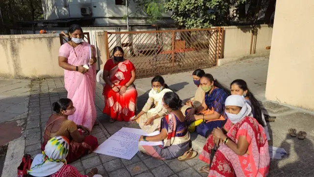 पुणे महानगर क्षेत्रातल्या 65 वस्त्यांमधल्या साधारण 3,000 घरकाम कामगार महिलांकडून ही प्रश्नावली भरून घेण्यात आली होती.