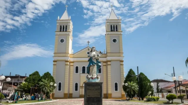 ImagemNossa Senhorapraça, com igreja católica ao fundo