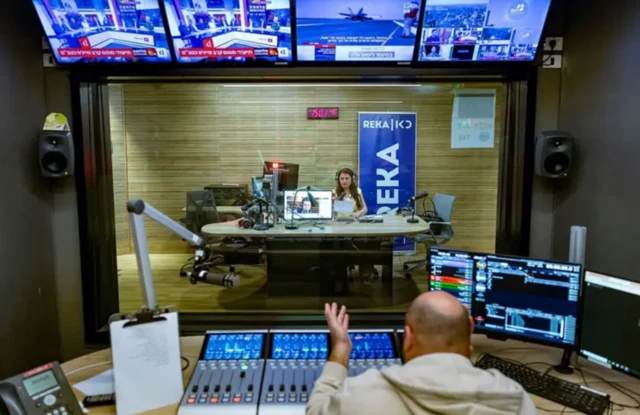 ਰੇਡੀਓ ਰੂਮ ਵਿੱਚ ਮਹਿਲਾ ਹੋਸਟ