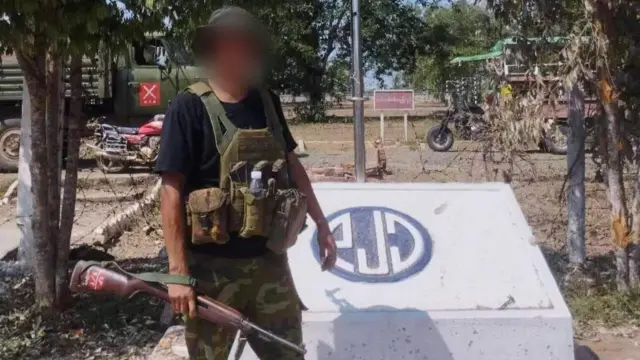 စစ်ကောင်စီရဲ့ ခမရ ၃၂၁ အလံတိုင်ရှေ့မှာ တွေ့ရတဲ့ KIA တပ်ဖွဲ့ဝင်တစ်ယောက်