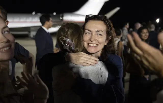 Алсу Курмашева встречает родных после освобождения