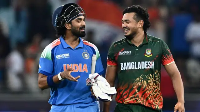 দুবাইতে চ্যাম্পিয়ন্স ট্রফির ম্যাচের এক ফাঁকে ভারতের কে এল রাহুল ও বাংলাদেশের তাসকিন আহমেদ, ফেব্রুয়ারি ২০২৫
