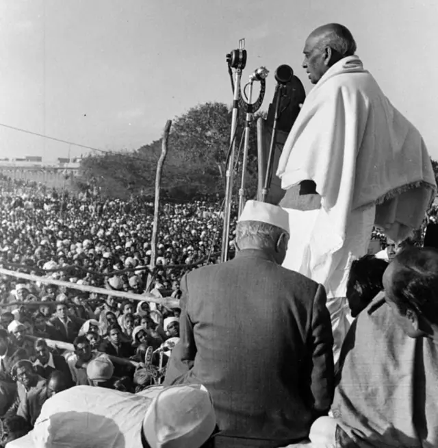 સરદાર પટેલની સભા બારડોલી સત્યાગ્રહ સરદાર પટેલ ગુજરાત સુરત બીબીસી ગુજરાતી ગાંધીજી અંગ્રેજ સ્વતંત્રતાનું આંદોલન આઝાદીની ચળવળ