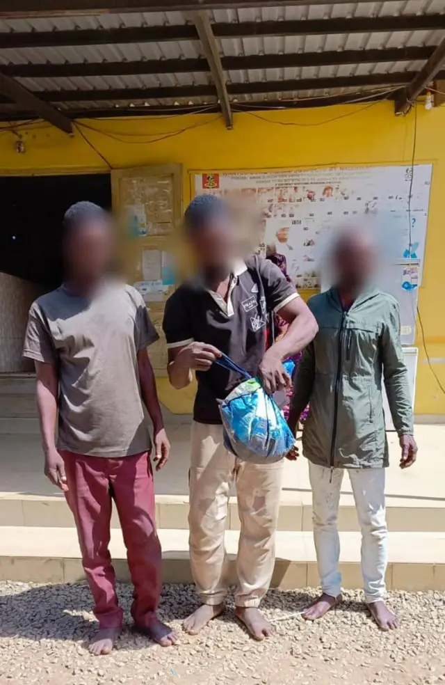 Àwọn afurasí lórí ìṣẹ̀lẹ̀ náà tí wọ́n gbé orí olóògbé náà lọ́wọ́