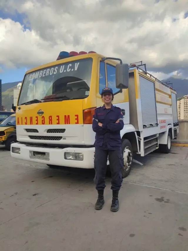 Daniela junto a un camión de bomberos