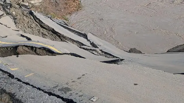बीपी राजमार्गका धेरै ठाउँमा सडक भासिएको छ