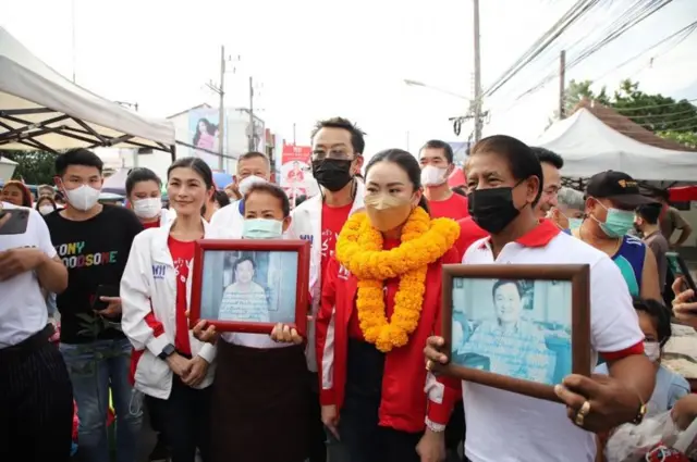 ประชาชนนำภาพถ่ายของ ทักษิณ ชินวัตร มาขอถ่ายรูปคู่กับ อุ๊งอิ๊ง-โอ๊ค บุตรสาว-บุตรชายของอดีตนายกฯ ระหว่างลงพื้นที่หาเสียง จ.เชียงใหม่