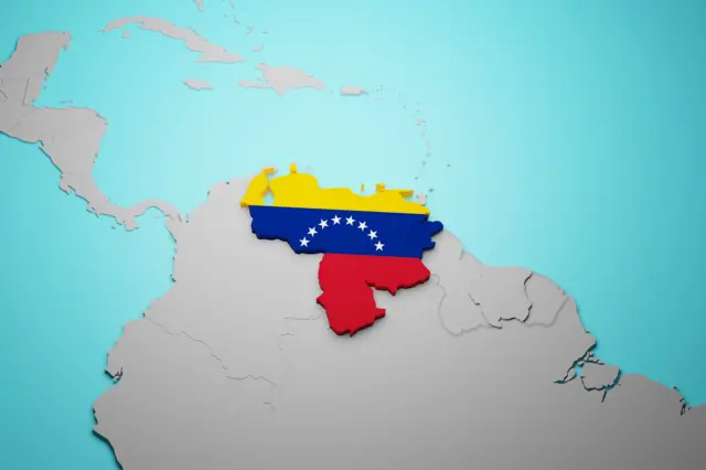 خارطة بألوان رمادية وخلفية زرقاء تظهر موقع فنزويلا ملوناً بعلمها.