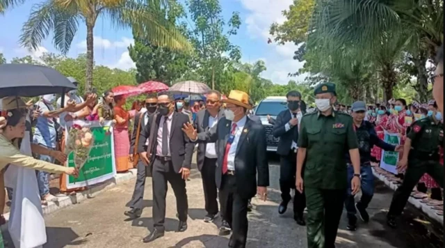 နေပြည်တော်ကိုထွက်ခွာလာတဲ့ RCSS ခေါင်းဆောင် ဗိုလ်ချုပ်ကြီး ယွက်ဆစ်ကို ကြိုဆိုနေသူတွေ