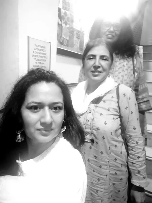 सामाजी एक्टिविस्ट के साथ उरुज़ जाफ़री (सबसे ऊपर)