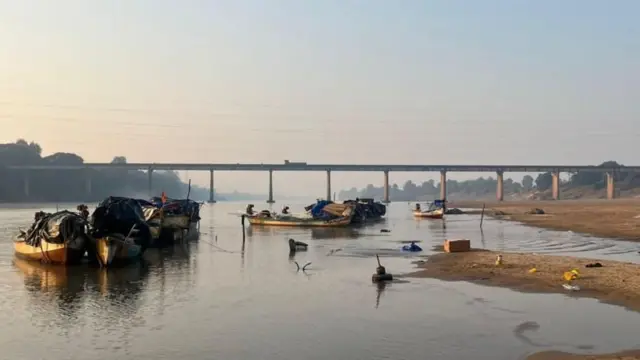 சபரி ஆறு, படகுகளையே வீடாக கொண்டு வாழும் 11 குடும்பங்கள், ஆந்திரா
