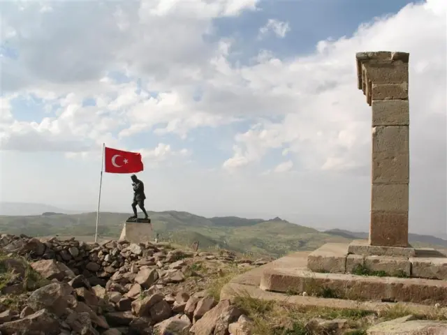 Afyon'da Atatürk’ün Kocatepe’ye çıkış anını gösteren anıt heykel