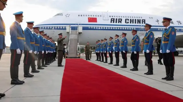 Европада Синин жолуна узун килем төшөп тосуп алышты