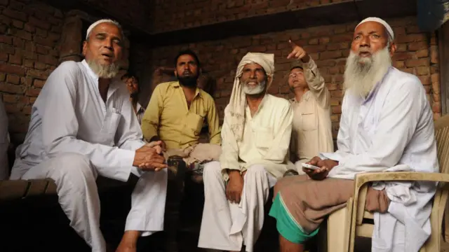 বয়স্ক মেও মুসলমানরা বসে আছেন