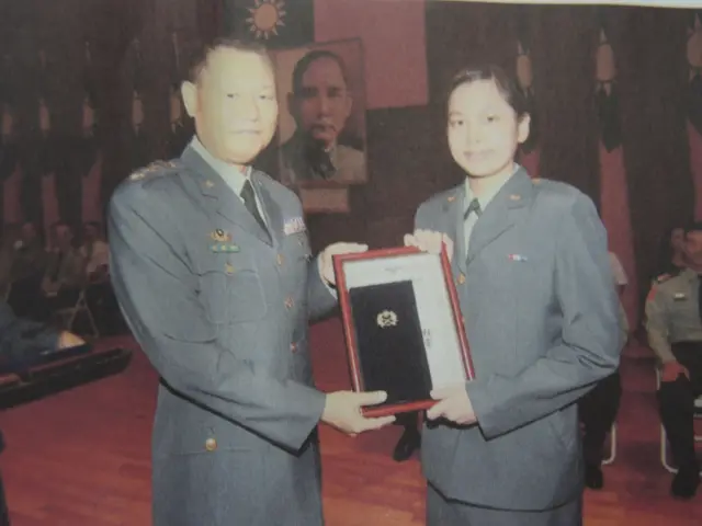 退伍军人谢昀希过去接受军队长官表扬的照片。