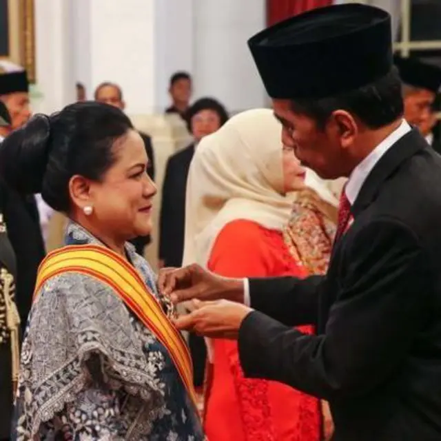 Jokowi menyematkan Bintang RI Adipradana kepada Ibu Negara, Iriana.