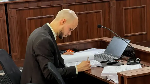 Прокурор САП Іван Дячук кілька разів змушений був переривати свій виступ під час засідання через оголошення перерв