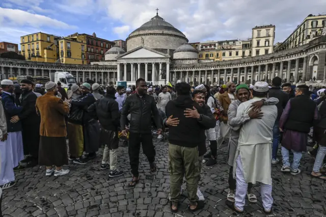 يتجمع المسلمون خارج ساحة بليبيشيتو لأداء صلاة عيد الفطر في نابولي بإيطاليا
