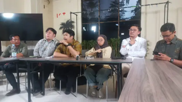 Kelompok advokat dari TAUD saat memberikan keterangan perkembangan kasus penyiraman air keras di kantor YLBHI, Jakarta, Senin (30/03).