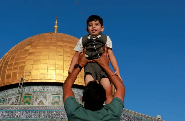 طفل فلسطيني تظهر خلفه قبة الصخرة في القدس 