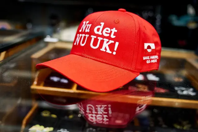 Una gorra con el mensaje "Haz que EE.UU. se vaya" en el idioma de Groenlandia