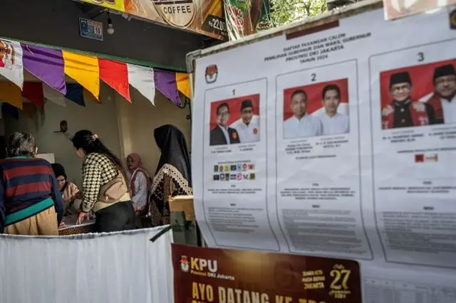Masyarakat berpartisipasi dalam pemilihan daerah secara simultan di sebuah tempat pemungutan suara di Jakarta pada tanggal 27 November 2024. Orang Indonesia memberikan suara pada 27 November untuk memilih pemimpin lokal dalam pemilihan regional simultan terbesar di negara itu