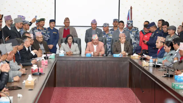 निर्वाचन आयोगका पदाधिकारीहरू समक्ष गगनकुमार थापा समूहका नेताहरू