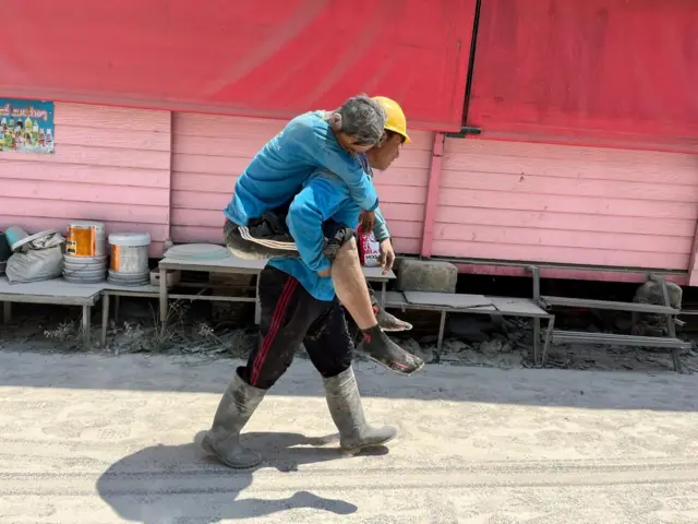 Muškarac nosi drugog muškarca na leđima