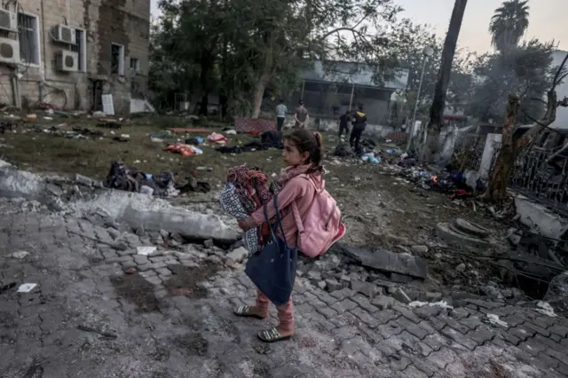 গাজার আল আহলি আরব হাসপাতালে মঙ্গলবার রাতের বিস্ফোরণস্থল