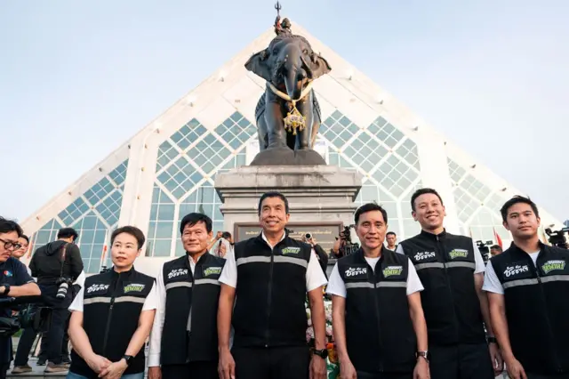 ผู้สมัครรับเลือกตั้งเป็นผู้ว่าฯ กทม. และผู้สมัคร สก. เข้าคิวกันขอพรจากประติมากรรม "พระอินทร์ทรงช้างเอราวัณ" ก่อนเข้ายื่นเอกสารสมัครและจับฉลากหมายเลข