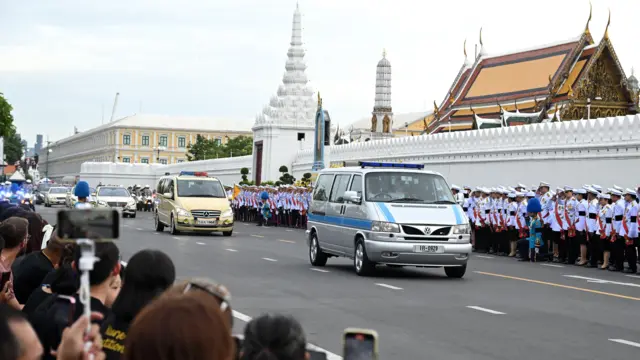 เวลาประมาณ 17.00 น. ของวันที่ 26 ต.ค. ขบวนรถยนต์หลวงเชิญพระบรมศพ "สมเด็จพระพันปีหลวง" เดินทางถึงพระบรมมหาราชวัง