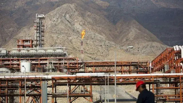 بنابر اعلام وزیر نفت ایران قرار است شرکت پتروپارس به تنهایی فاز ۱۱ میدان گازی پارس جنوبی را توسعه ‌دهد