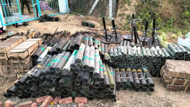 စစ်တပ် ခမရ-၃၇၉ တပ်ရင်းဆီက သိမ်းဆည်းရမိခဲ့တဲ့ စစ်လက်နက်ပစ္စည်းတွေလို့ အေအေဘက်က ထုတ်ပြန်လာတဲ့ပုံ
