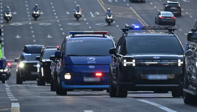 윤석열 대통령이 탑승한 호송차가 20일 서울 서초구 서초역사거리에서 서울중앙지법으로 향하고 있다