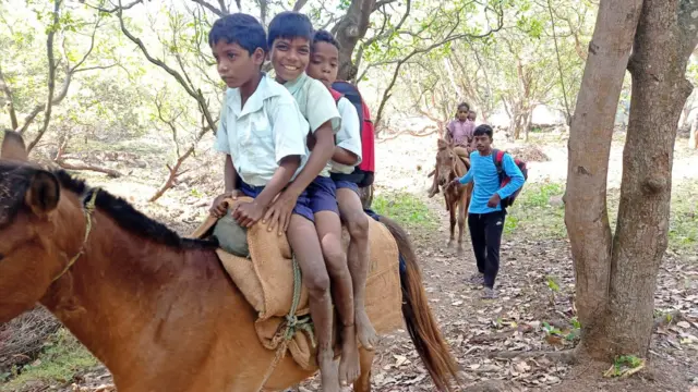 గుర్రాలపై చిన్నారులు
