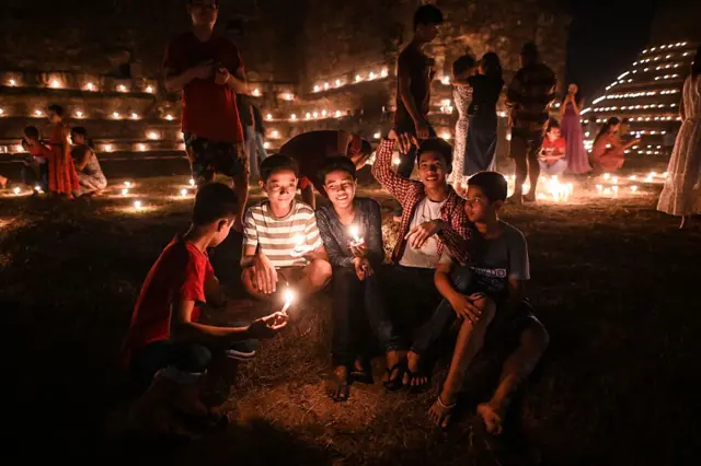 ၂၀၂၁ ခုနှစ် နိုဝင်ဘာလတုန်းက ရခိုင်ပြည်နယ်၊ မြောက်ဦးမှာ တဆောင်တိုင်ပွဲတော် ကျင်းပနေတဲ့ မြင်ကွင်း