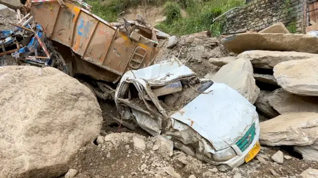 भूस्खलन के बाद तबाह हुई गाड़ी 