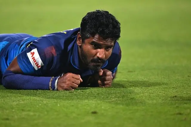 ලිටන් දාස් විසින් ලබා දුන් උඩ පන්දුවක් කුසල් ජනිත් පෙරේරා අතින් ගිලිහි ගියේය. ඒ බංග්ලාදේශ ඉනිමේ තෙවන පන්දු වාරයේදීයි.